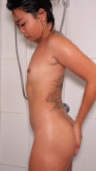 Mamă sexy asiatică uimitoare cu fundul mare în poziția capră