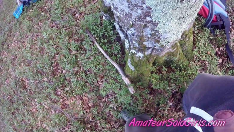 Amateur Solo Girls: Olgun adam ormanda kızın mastürbasyon yaparken onları izliyor