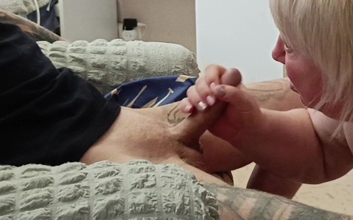 Zona901: Hago una mamada y masturba la polla de un amigo...