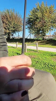 Blankziehen mit meinem schwanz vor einer eveyone im park und meine stieftochter hilft mir beim abspritzen - echter sex riskant