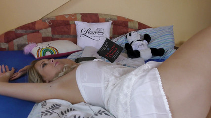 Leon Lambert Girls Twerk Parties CFNM: No panties blonde enjoying her new bed