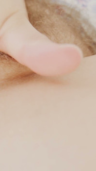 털이 무성한 보지에 스카프만을 핑거링하는 섹시한 밀프