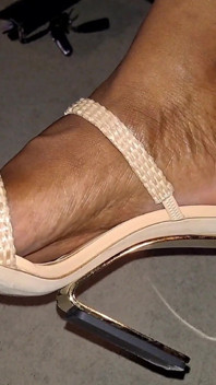 Belle Hadja, jolis pieds de la nuit
