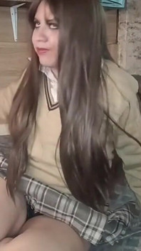 La mia ragazza mi chiede di aiutarla a fare i compiti, io vado nella sua stanza e non vedo l'ora di scoparla, quindi alzo la sua gonna e stella
