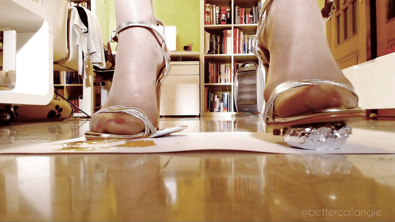 Angieholics Braingasms: 하이힐 샌들로 호일에 싸인 과일을 으깨다