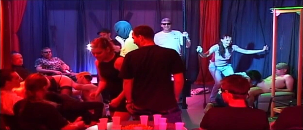 Lucky Cooch: Awek blonde dikongkek gangbang oleh orang-orang miang dalam pesta seks...