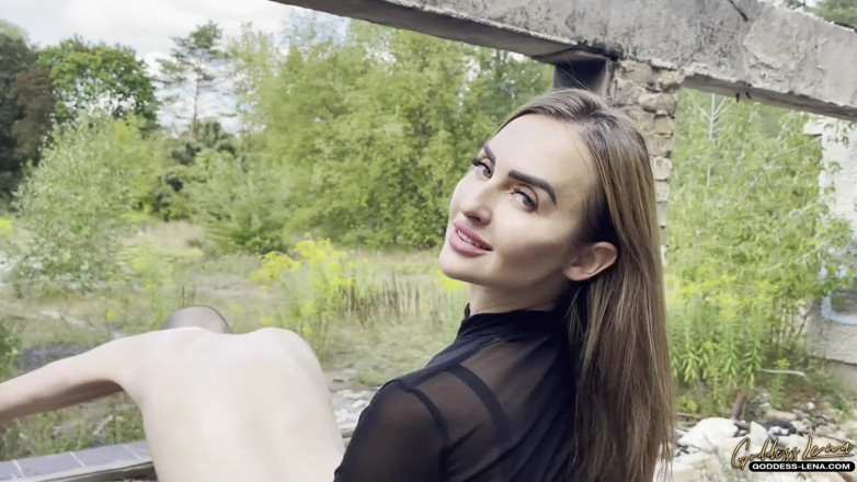 Goddess Lena: Scopata all'aperto con lo strap on