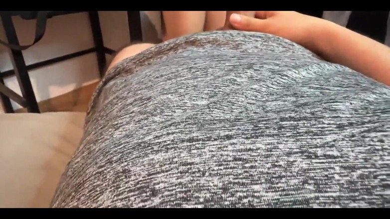 xMilfucker: Sokağın karşısındaki apartmandan kız yarağımı yutuyor ve sonra biniyor