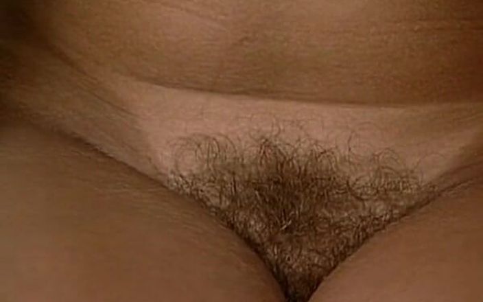 German Amateur Videos: 彼女は彼女のマンコを指で弄るのが好きなドイツの熟女です