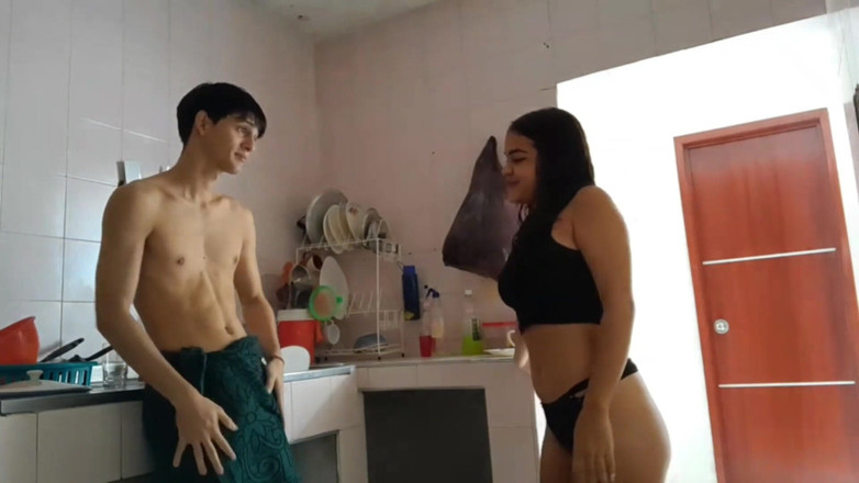ValentinaHot10: Adik tiri semok latinaku lagi pamer lingerie selagi aku ngentot...