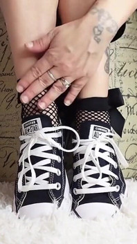 Mina fötter är små och bedårande i Converse, särskilt med dessa ankel fisknätstrumpbyxor med en stor fluga.