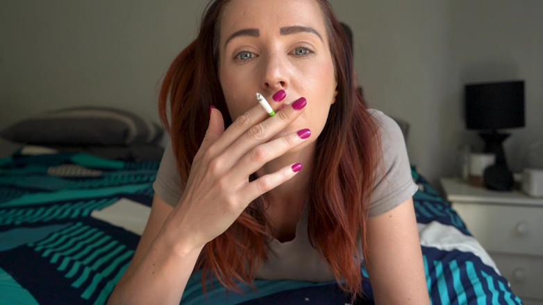 Alicia Robertz: Close-up 120s Smoking