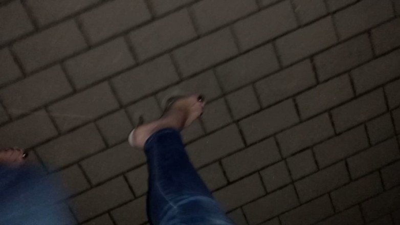 Heelex: Crossdresser在街上用她穿着脱衣舞鞋的性感脚诱惑