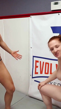 Ariel X e Tyler Dare hanno una prova di forza