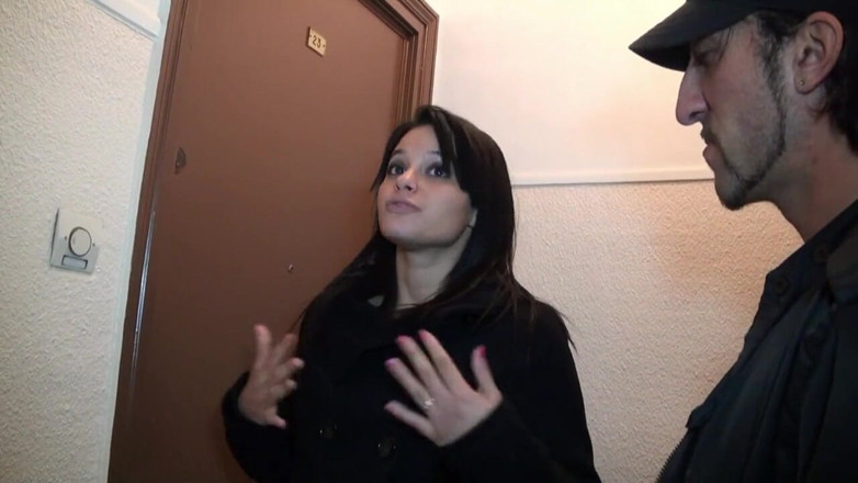 Nude in France: Una formosa teen amatoriale viene sbattuta in un trio