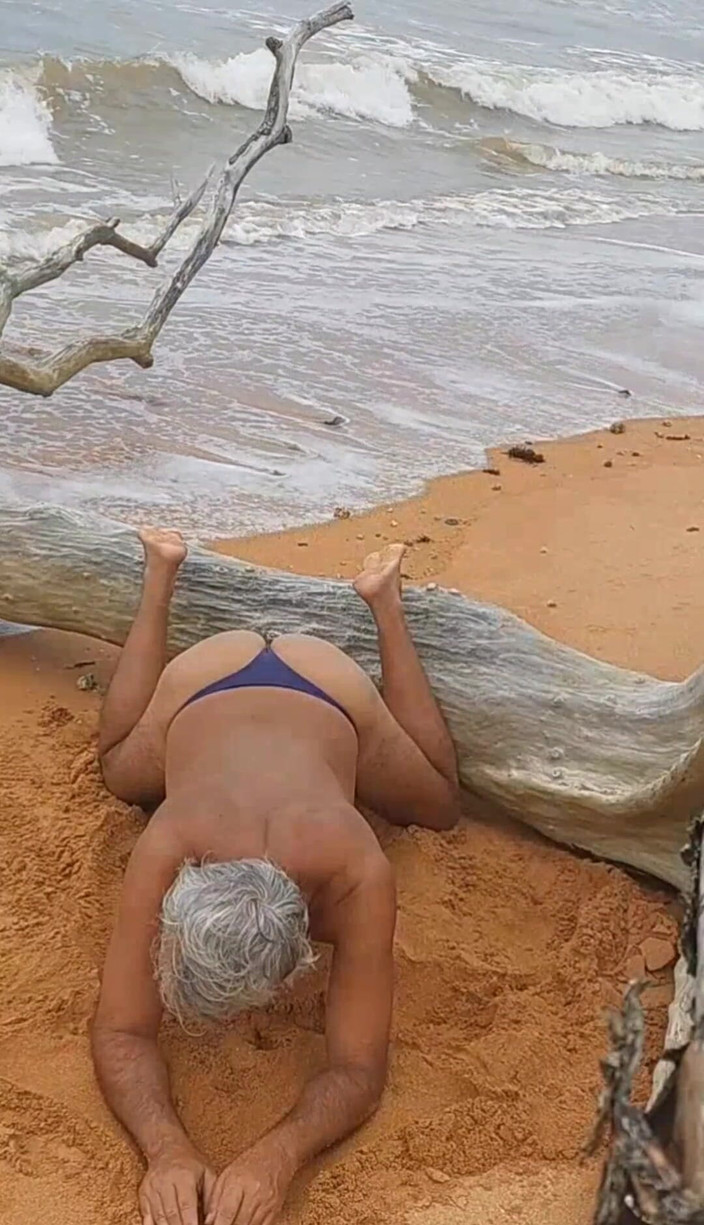 Ladysilvas: Ladysilva si cewek nakal dengan bikini seksi di pantai!