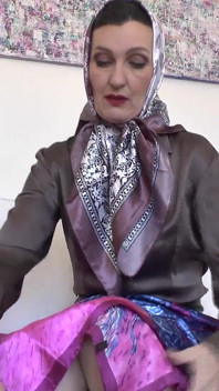 Permainan syal satin yang seru! Lady Victoria Valente