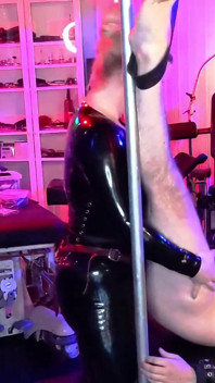 în cur cu vibratorul legat în dispozitiv de castitate: iubită dominantă în cauciuc