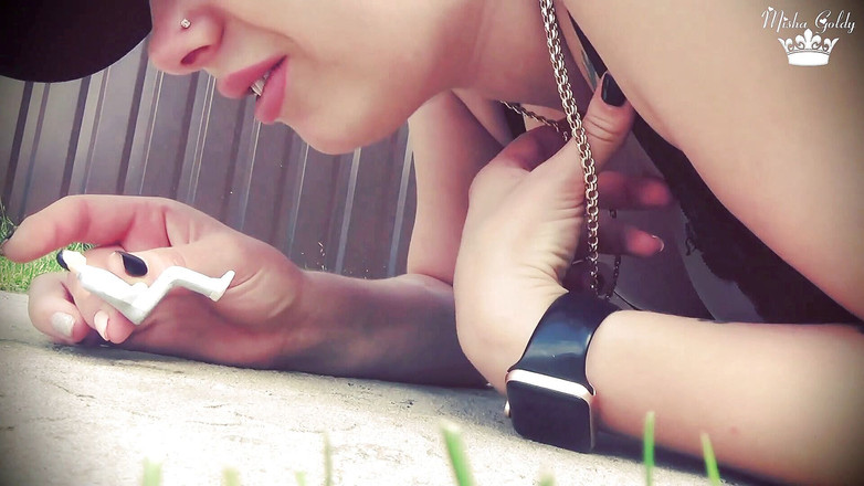 Goddess Misha Goldy: Misha vernietigt een klein mannenspeeltje door haar kont, tussen enorme...