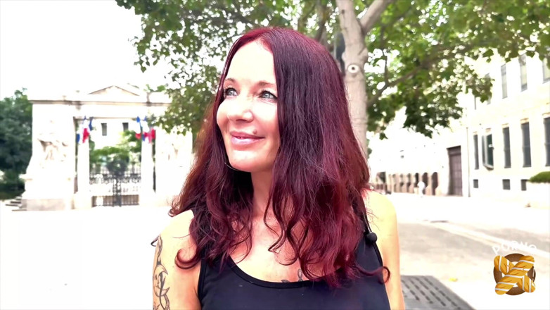 Porno Baguette: Luciolle, superbe MILF, se fait baiser par une énorme bite