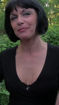 Mamă sexy curvă are lenjerie sub rochie și este gata să devină o curvă în public