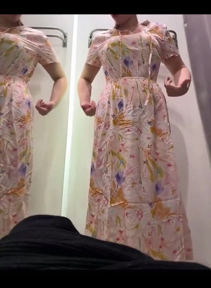 JuiceLussie: Masturbasi di ruang ganti