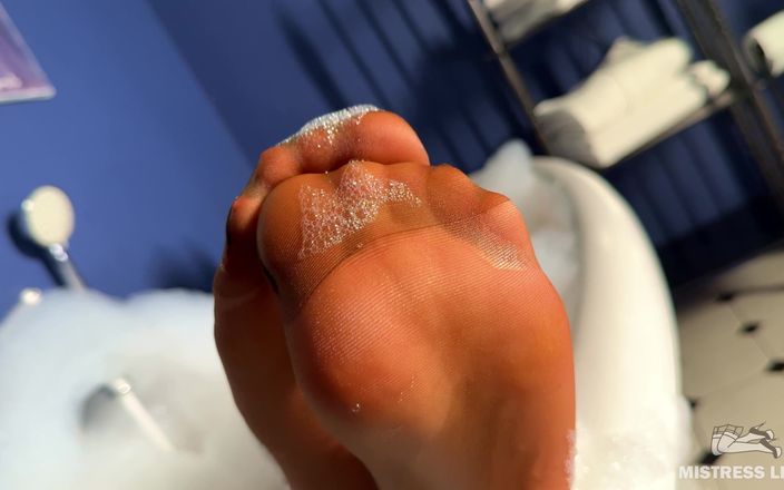 Mistress Legs: स्वामिनी तन पेंटीहोज में स्नान करती है और आपको नायलॉन पैरों से चिढ़ाती है