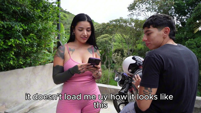 La Rola: Büyük memeli Kolombiyalının sikişmeye hazır bir götü var