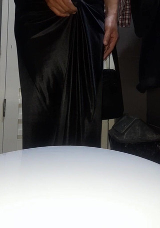 Naomisinka: 穿着缎面丝绸歌手礼服自慰