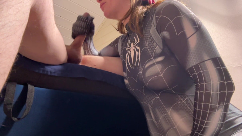 Lady Anna: Awek labah-labah menghisap zakar besar sehingga creampie berdenyut oral