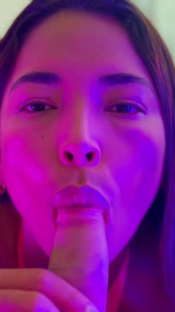 POV-blowjob Im Neonlicht Von Latina-pornostar Mianins