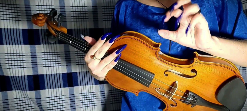 Goddess Li: Unhas azuis e um violino
