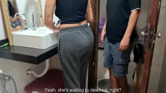 Menangkap pembantu di kamar mandi saat istri berjemur