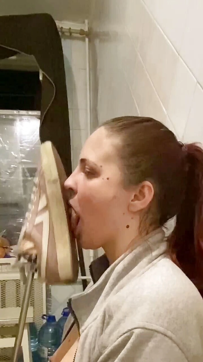Elena917: Licking shoe soles from fuck machine