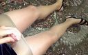 Dani Leg: Dani gosta de tocar suas pernas femininas sensuais em meia-calça...