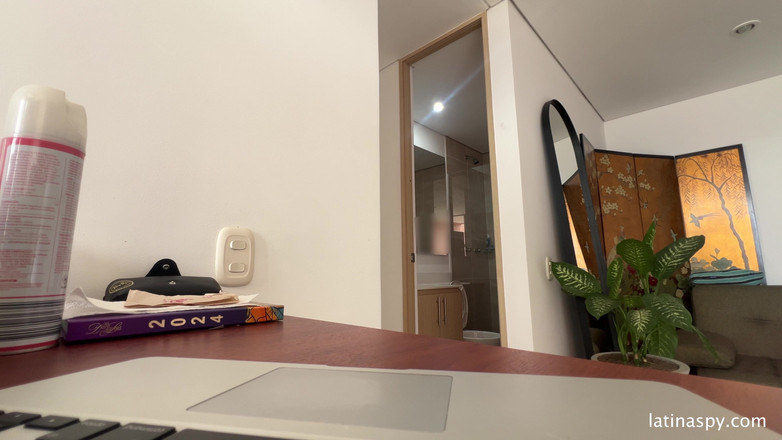 Latinaspy: La cameriera con un culo enorme pulisce apt poi masturba...