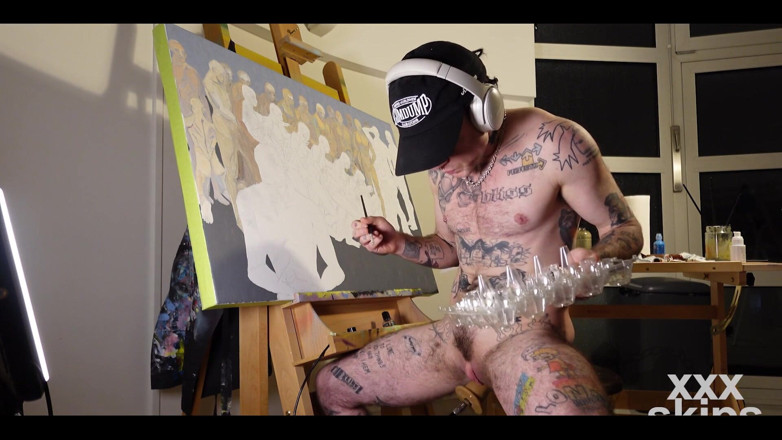 Xxx skips: Napalona Ftm Artist XXX pomija prace nad obrazem podczas uzyskiwania...