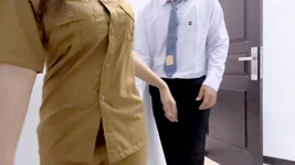 Guru Mengajari Siswa Pelajaran Biologi dengan Praktek