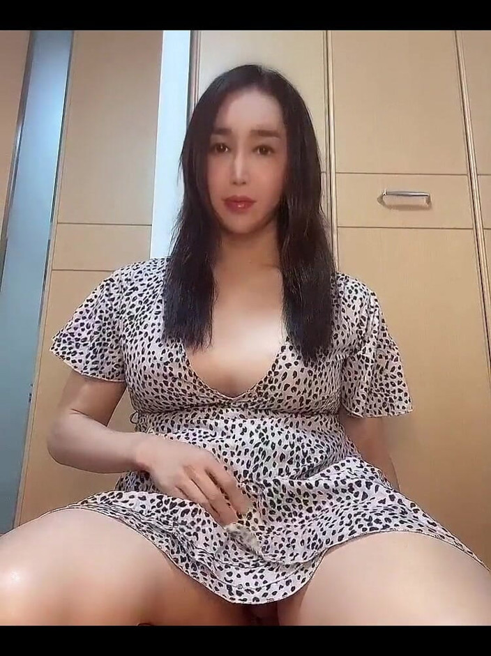 TS Shizuka: Masturbación en un vestido estampado de leopardo