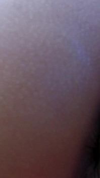 Brünette jade Love mit kleinen titten gibt einen tiefen blowjob und fickt hart