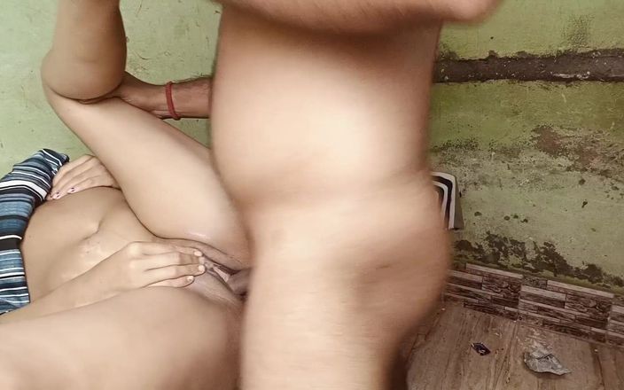 tannu: デジインドの女の子は、彼女の大学の友人と初めてセックスを楽しむ