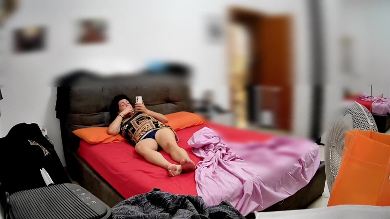Chupita84: 妻は夫が家にいる間にこっそり部屋で自慰をしていて、彼女を見ている