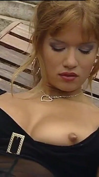 Slutty MILF Jessica Ross med hårig fitta och stora perky bröst knullas fitta och vill ha hennes mun upptagen utanför dörren