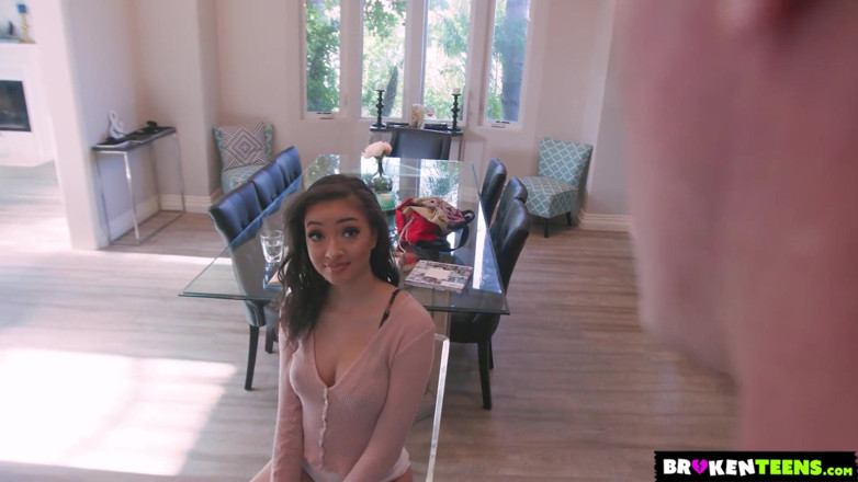 Broken teens: BrokenTeens - negra de pele clara Scarlett Bloom está muito distraída...