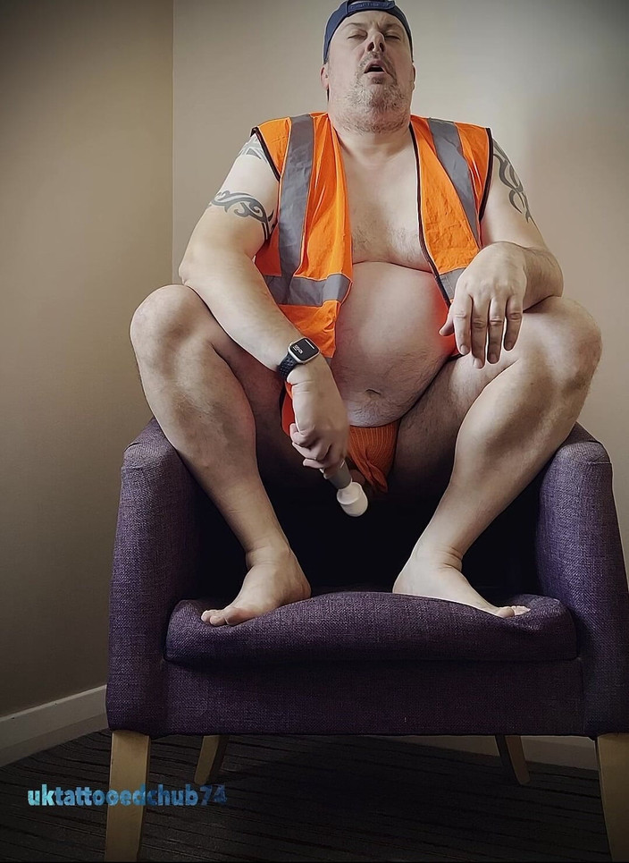 uktattooedchub74: निर्माण कर्मचारी खाने के समय मस्ती कर रहा है