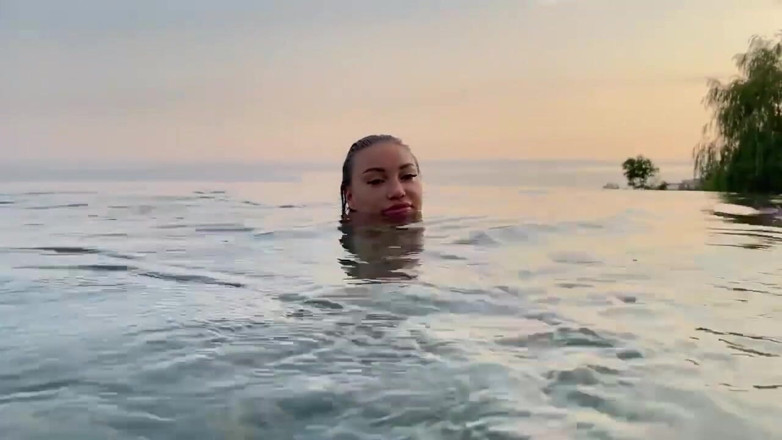 Monika Fox: Monika Fox nua em um lugar bonito