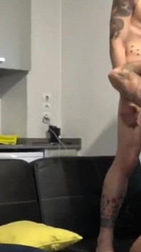 Damien Crosse šukán svými přáteli