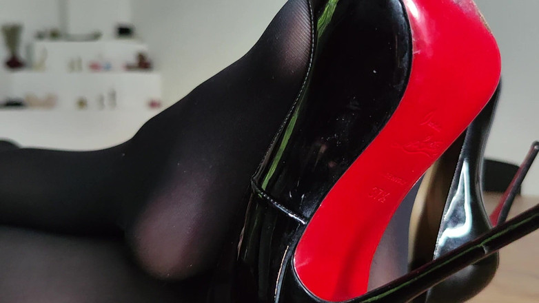 Goddess Lena: Deine Fussgöttin Chillt Am Handy