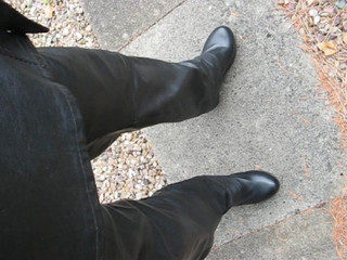 Leatherman63: Tenue en cuir dans le jardin