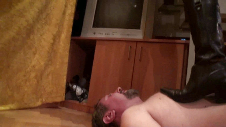 Femdom Austria: Berpakaian untuk ditekan